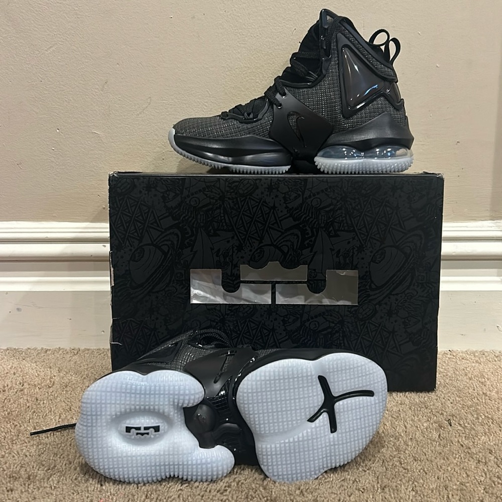 NEW IN BOX- Nike kids Lebron XIX - sz 4.5 big kid - Black/Anthracite